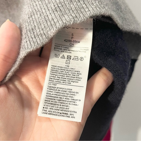 Banana Republic Extra Fine Merino Wool Crew Neck Rib Knit Sweater Gray Pink Navy - Picture 9 of 10